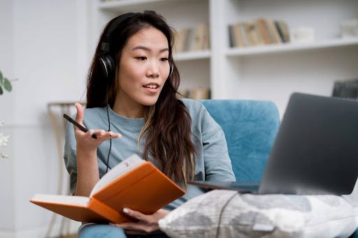 Bisnis Jasa yang Lagi Trend di 2025: Peluang Emas untuk Cuan Maksimal! 3 Seorang wanita sedang mempersiapkan infrastruktur untuk menjalankan bisnis jasa di rumah