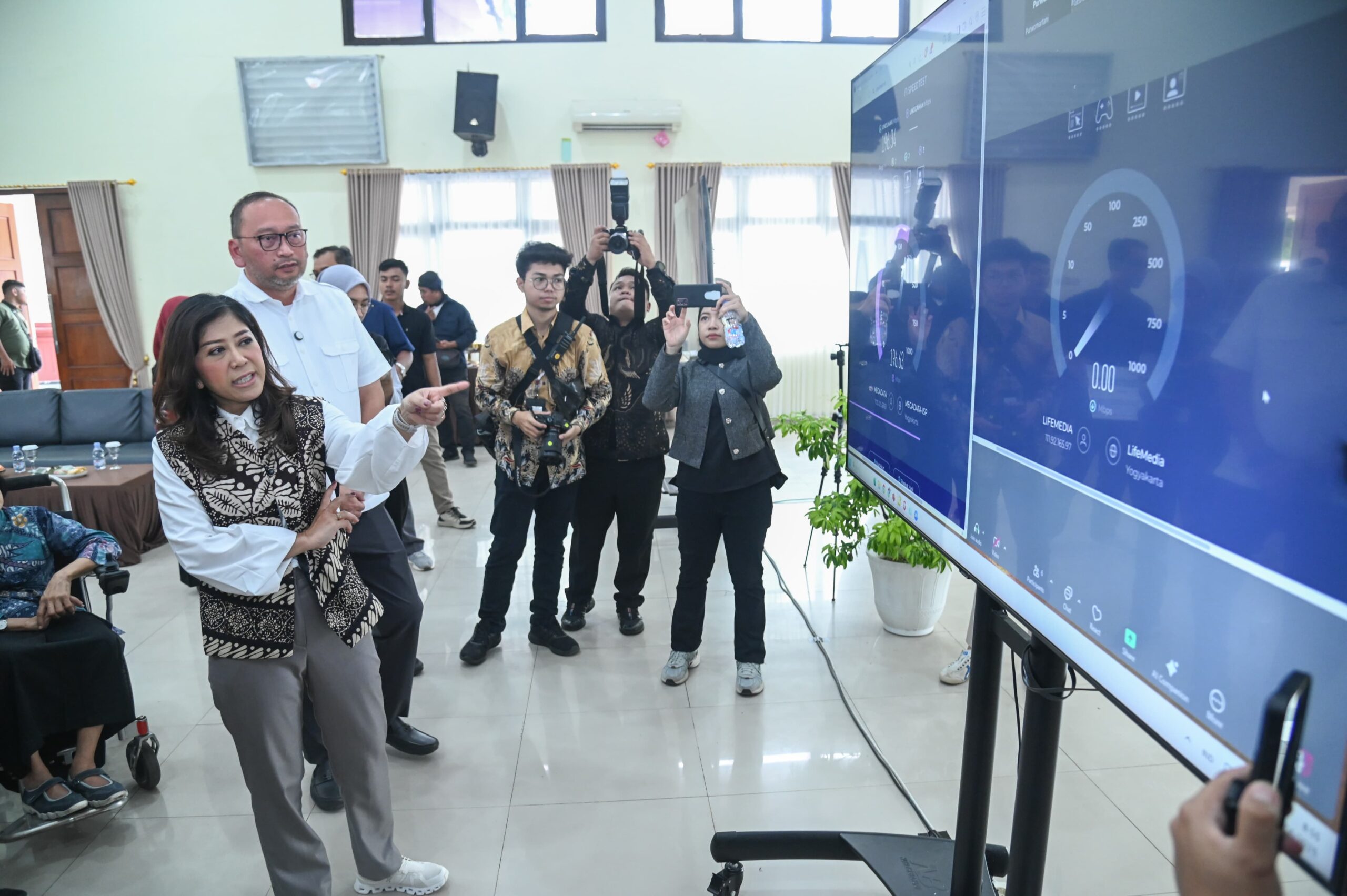 Menkomdigi Meutya Hafid dan Presiden Prabowo membahas teknologi internet murah
