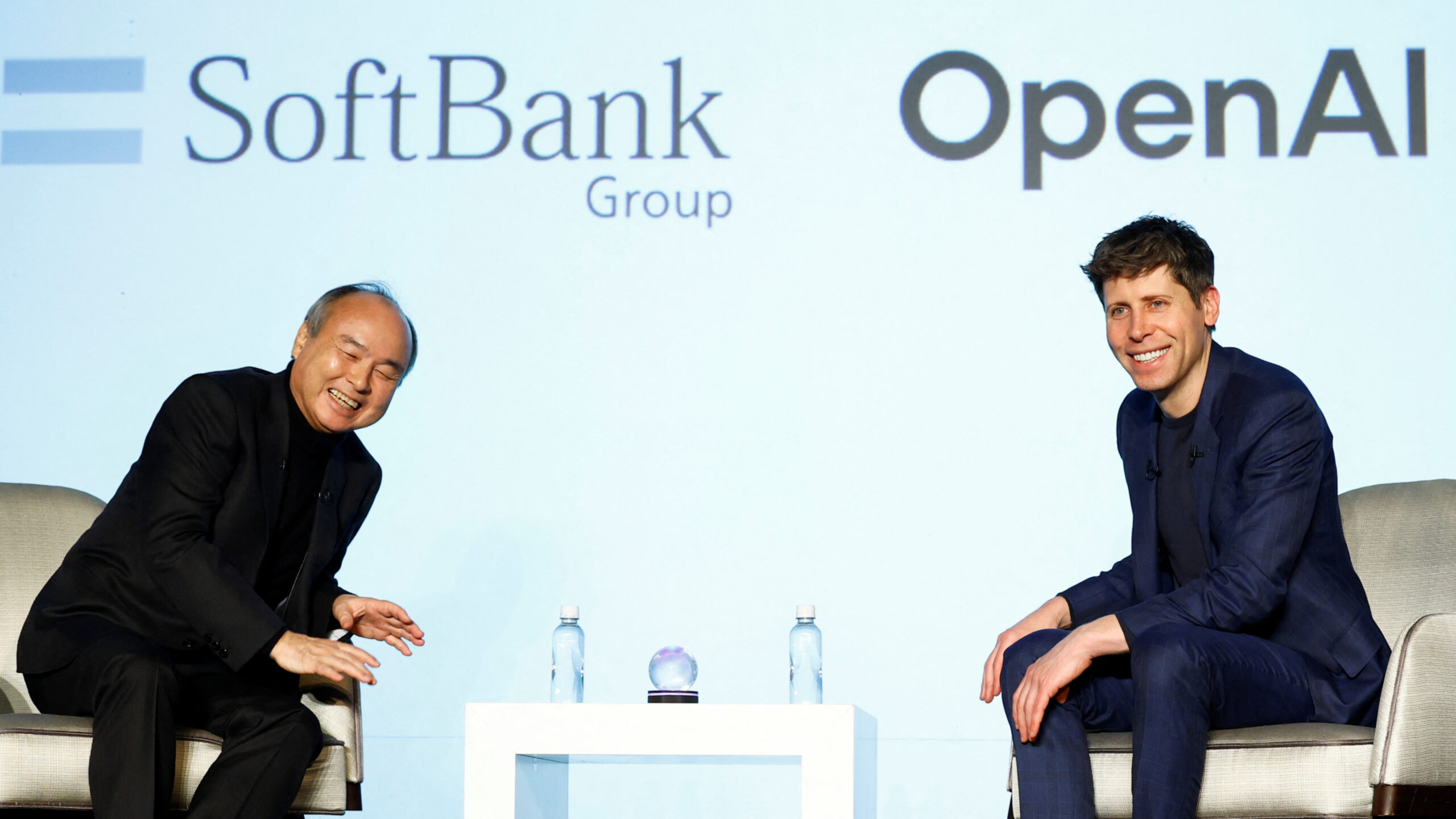 Logo OpenAI dan SoftBank, melambangkan investasi strategis