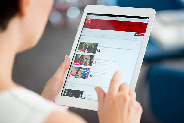 Cegah Doomscrolling YouTube: 5 Fitur Wajib untuk Batasi Waktu dan Tingkatkan Produktivitas! 2 Pengguna YouTube sedang menggunakan fitur batasi waktu menonton di tablet