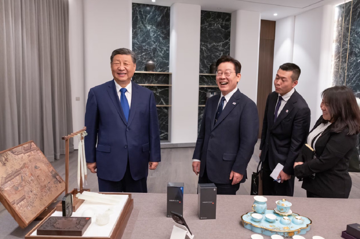 Keamanan Ponsel Diplomatik - Mengungkap Risiko di Balik Hadiah Teknologi 2 Presiden Xi Jinping dan Presiden Lee Jae Myung saat pertukaran hadiah teknologi, menyoroti keamanan ponsel diplomatik