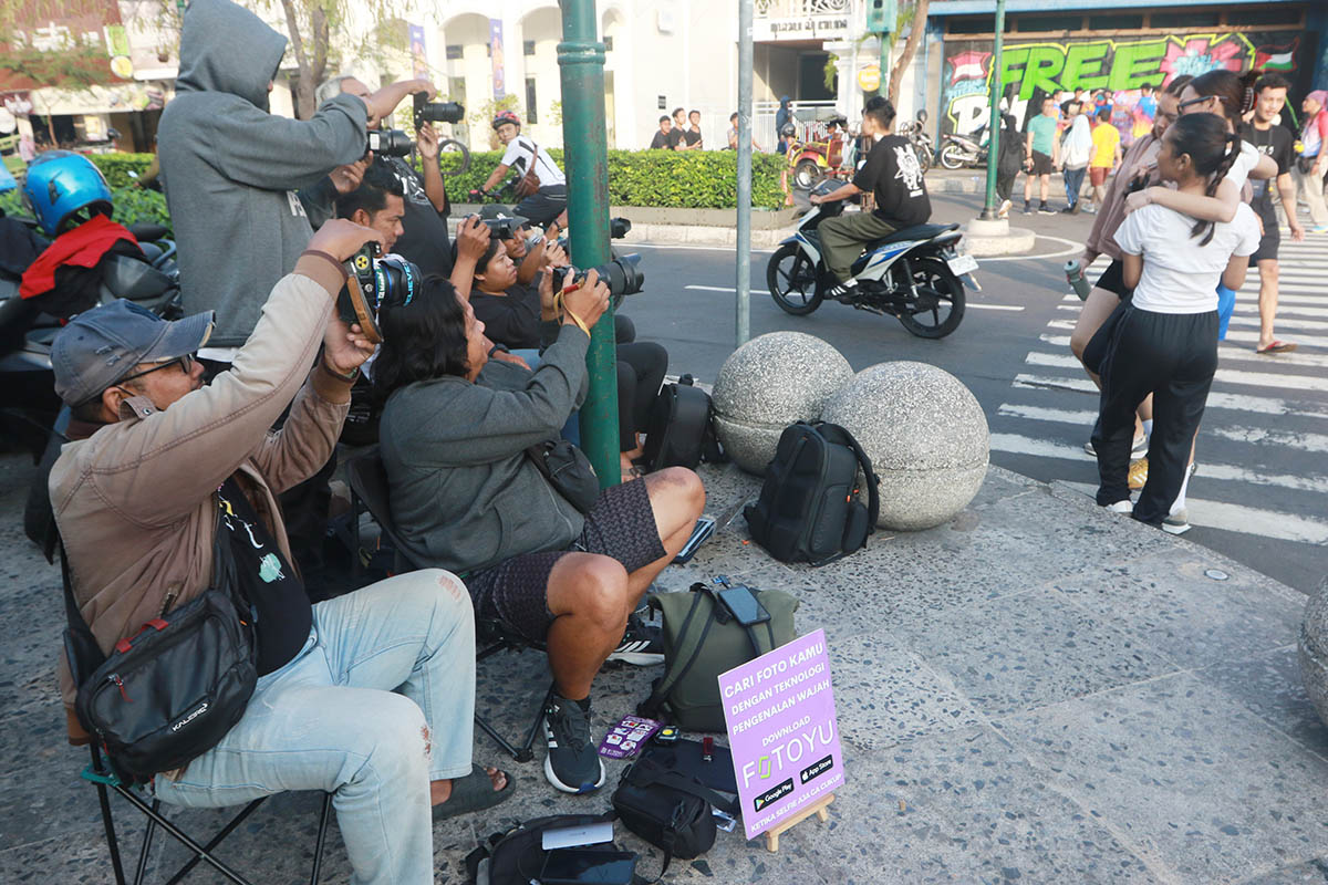 Fotografer jalanan dan Aplikasi FotoYu menimbulkan dilema privasi