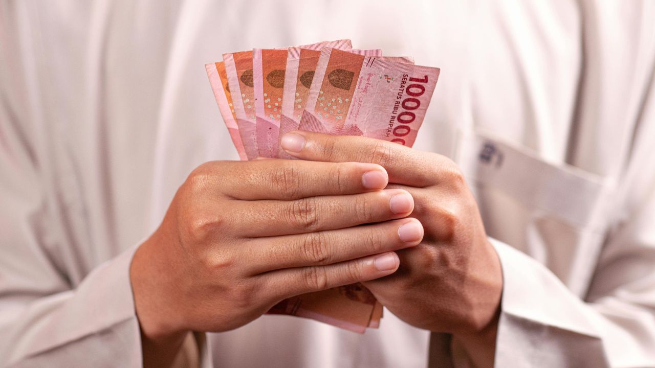 Seorang ibu menerima bantuan BLT Oktober 2025 dari petugas