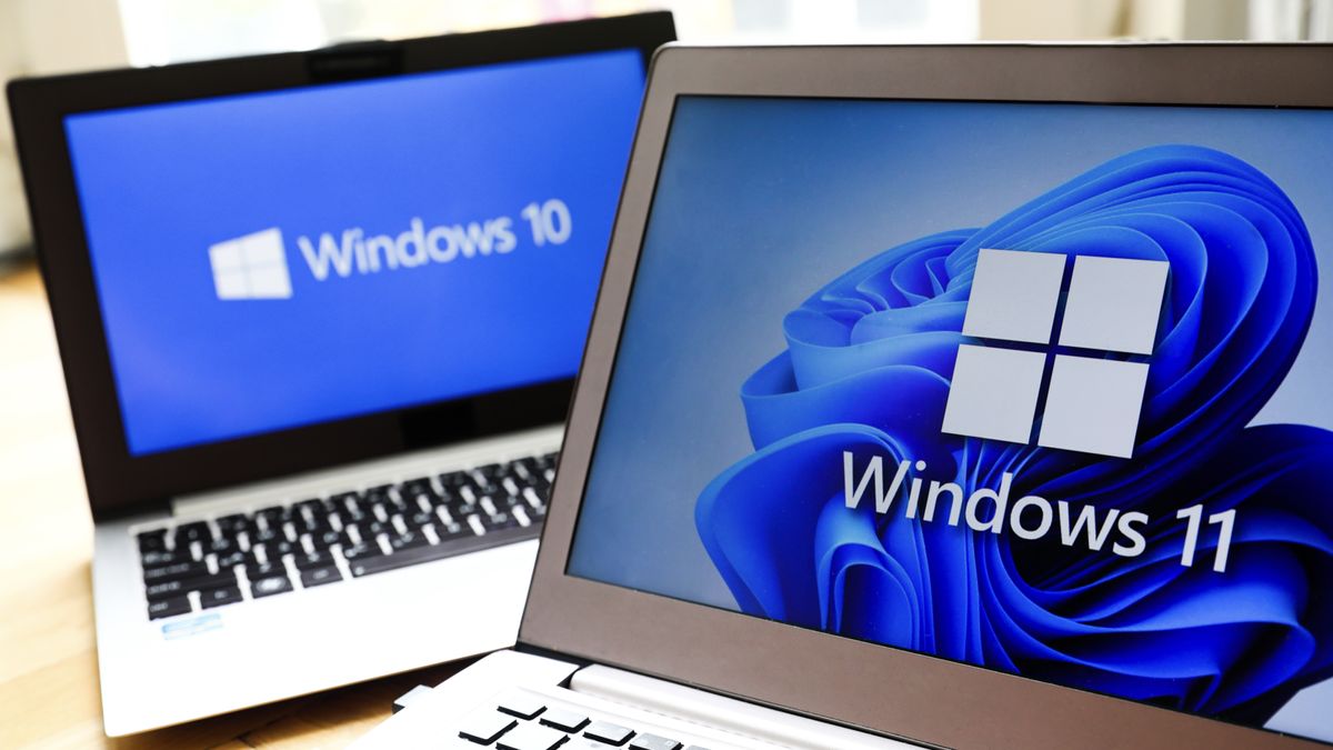 Update Windows 11 – Panduan Lengkap untuk Performa & Keamanan Optimal 2 Laptop menjalankan Windows 11 dengan antarmuka yang modern dan bersih