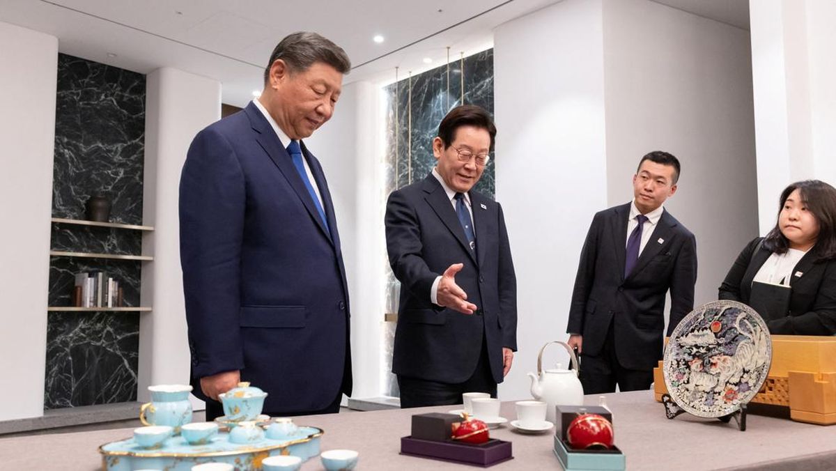 Keamanan Ponsel Diplomatik - Mengungkap Risiko di Balik Hadiah Teknologi 3 Presiden Lee Jae Myung memberikan hadiah tradisional kepada Xi Jinping, di tengah isu keamanan ponsel diplomatik