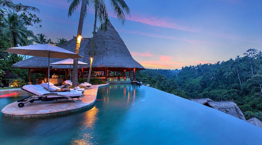 Pemandangan Viceroy Bali yang mewah di tengah lembah hijau Ubud, menunjukkan keindahan alam dan arsitektur resor