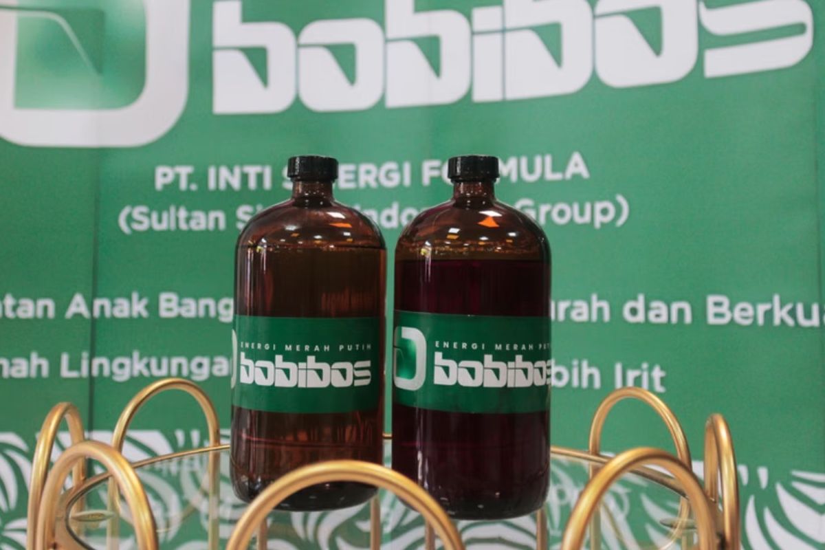 M Ikhlas Thamrin, pengembang Bobibos Bahan Bakar Nabati, memegang botol cairan bahan bakar