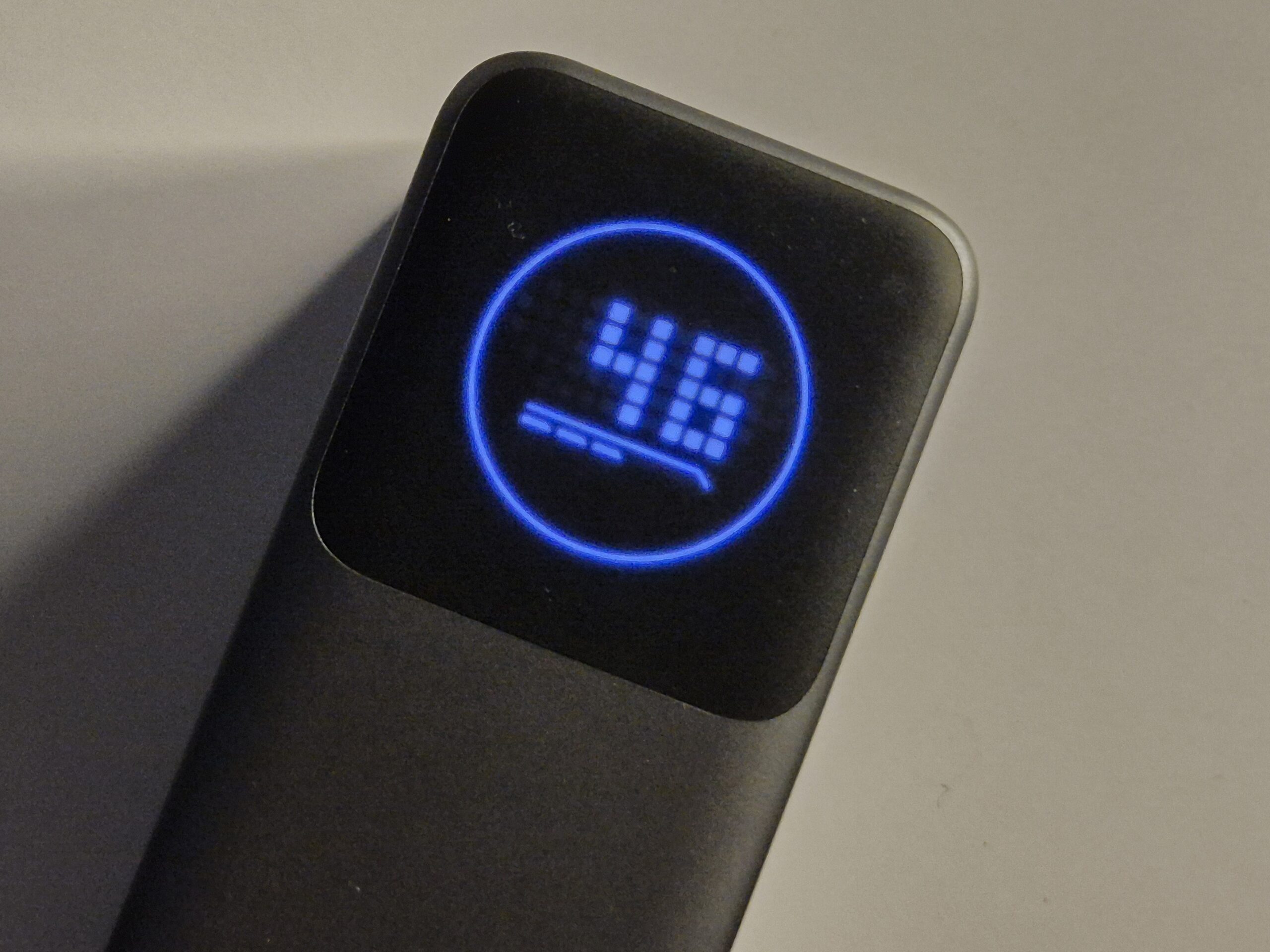 Smart Digital Display pada Power bank UGREEN Nexode 12000mAh menampilkan status daya
