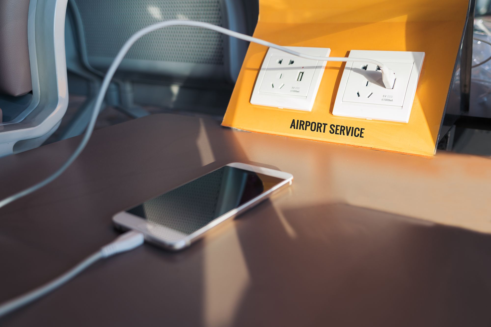 Bahaya Ngecas HP di Tempat Umum, ilustrasi charging station bandara