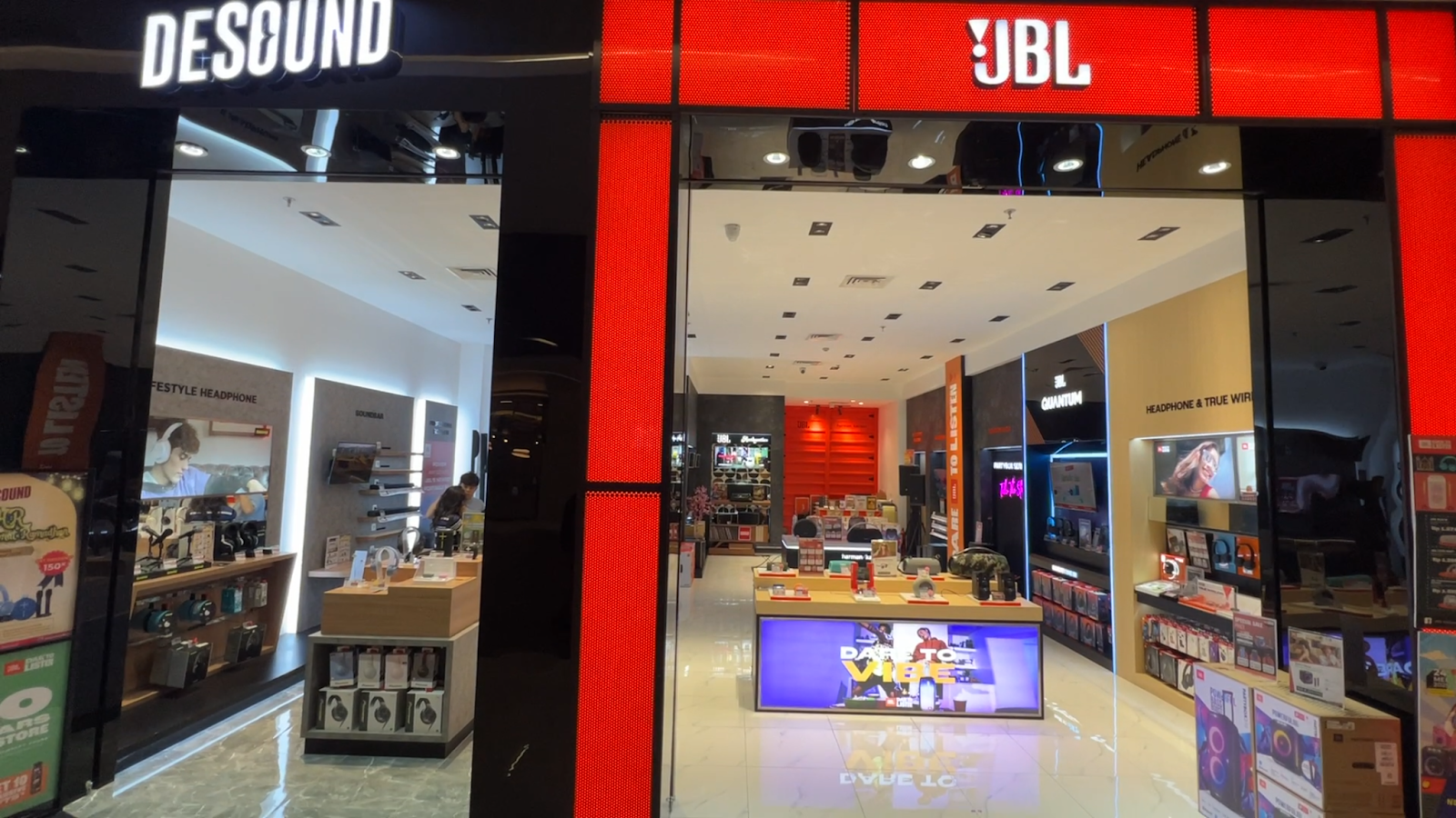 Interior Desound Toko Audio dengan berbagai perangkat