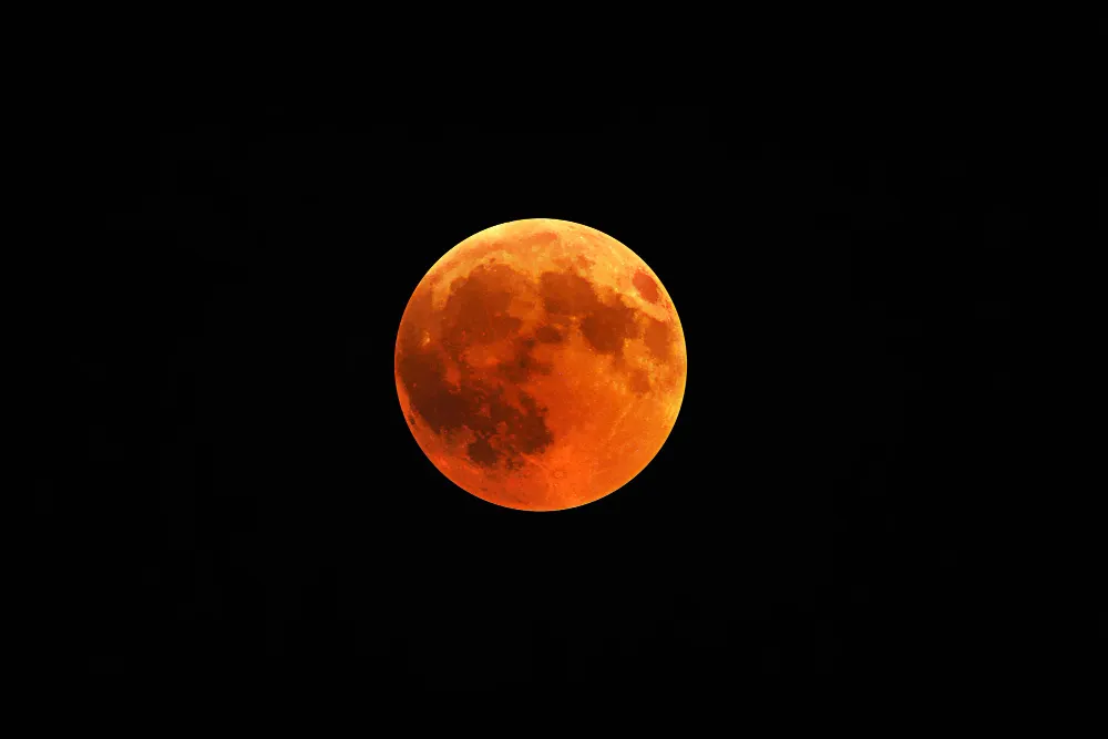 Gerhana Bulan Total 3 Maret 2026 - Panduan Lengkap Fenomena Langka 2 Gerhana Bulan Total menampilkan rona merah tembaga di langit malam