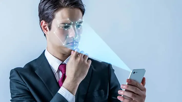 Seorang wanita menatap layar ponsel, mencerminkan kekhawatiran terhadap keamanan data pribadi saat menggunakan aplikasi animasi AI.