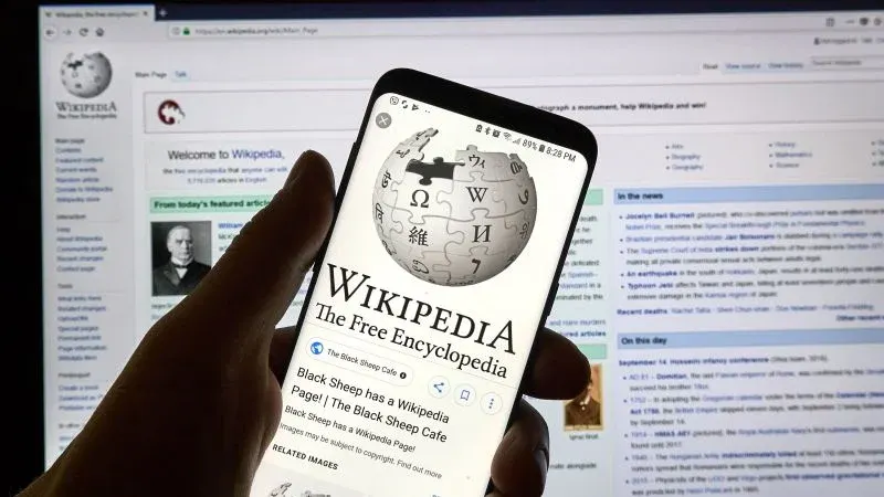 Ilustrasi Komdigi dan Wikimedia Foundation, simbol regulasi digital