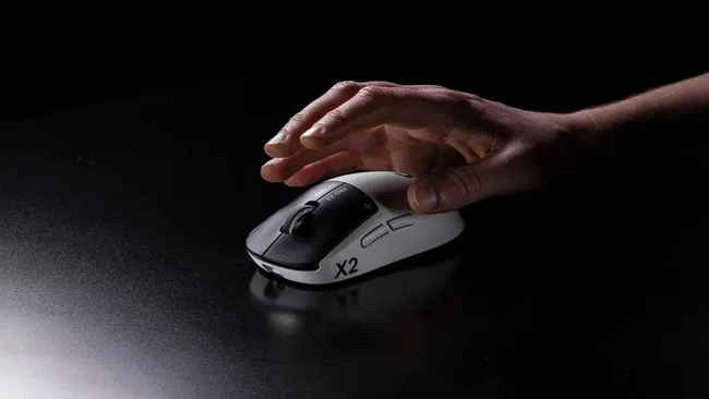 Logitech G Pro X2 Superstrike mouse gaming di atas mousepad