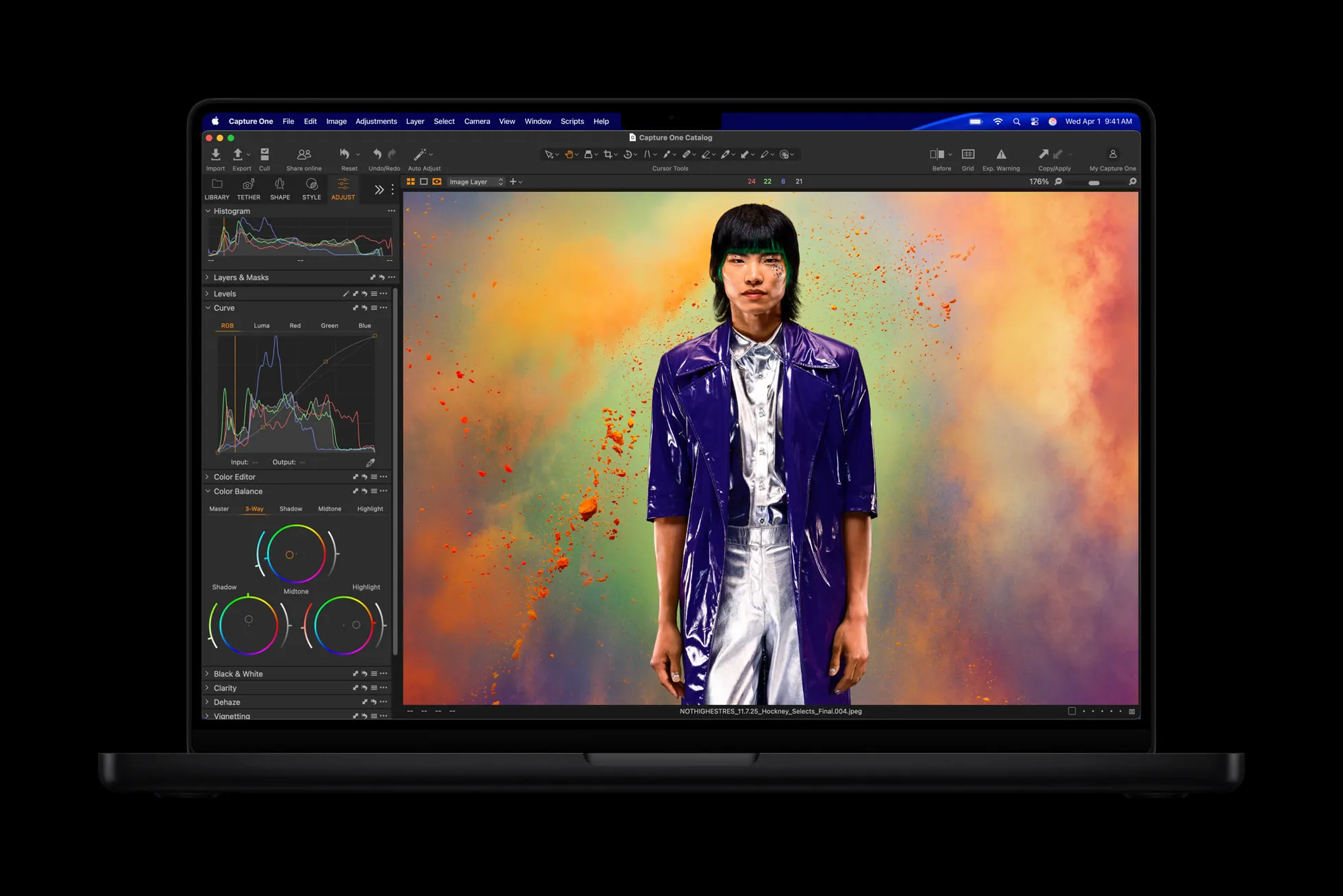 Layar Liquid Retina XDR MacBook Pro M5 Series menampilkan detail grafis