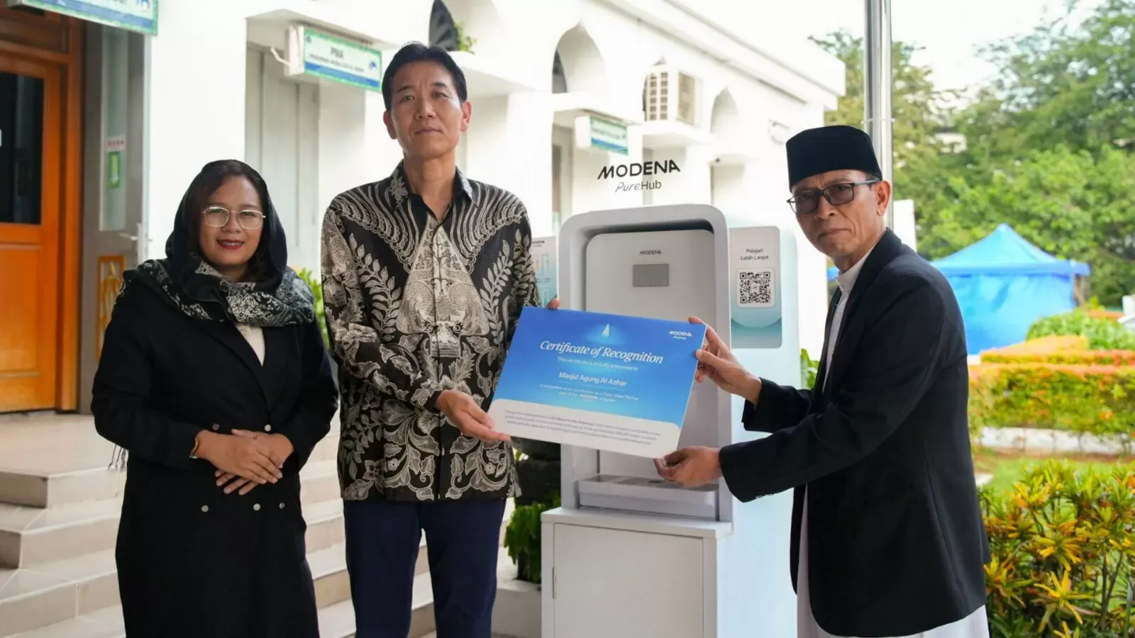 Jamaah mengisi ulang botol minum di fasilitas air minum gratis MODENA di masjid