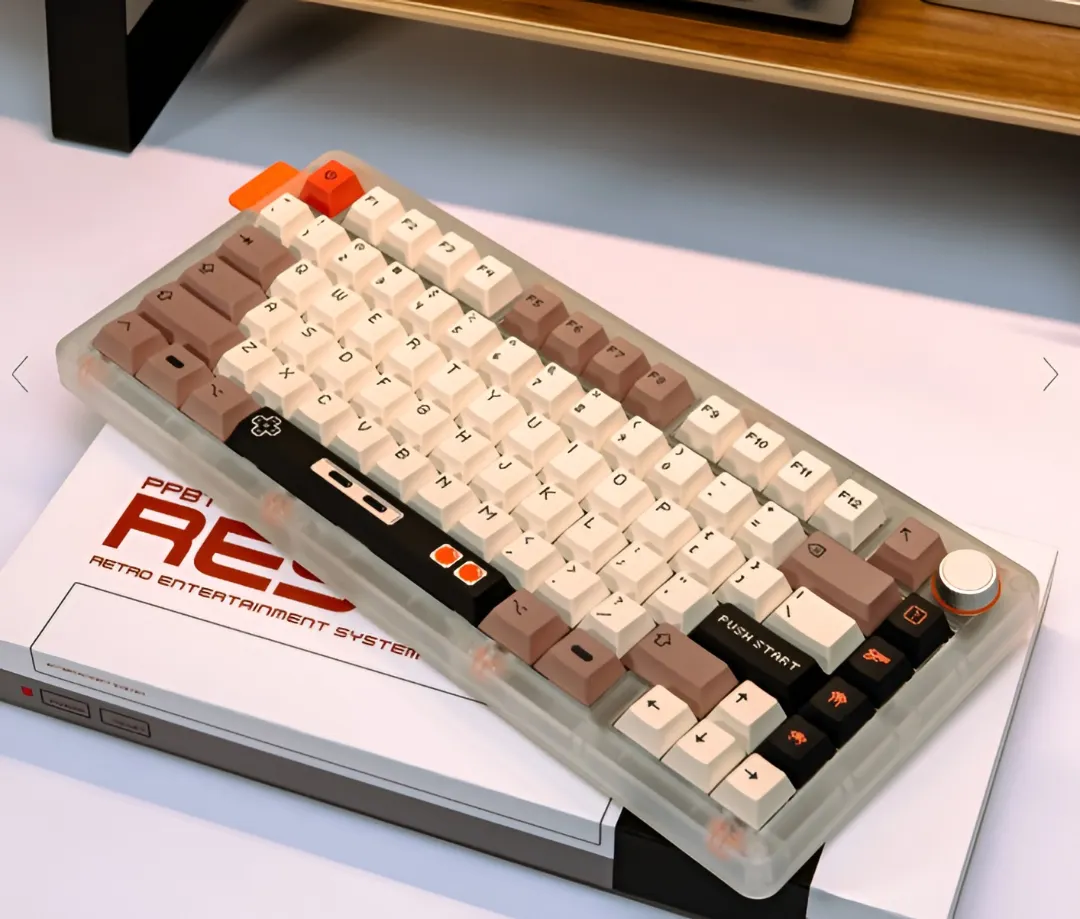 Keycaps PBT Dye-Sub Press Play RES terpasang di keyboard
