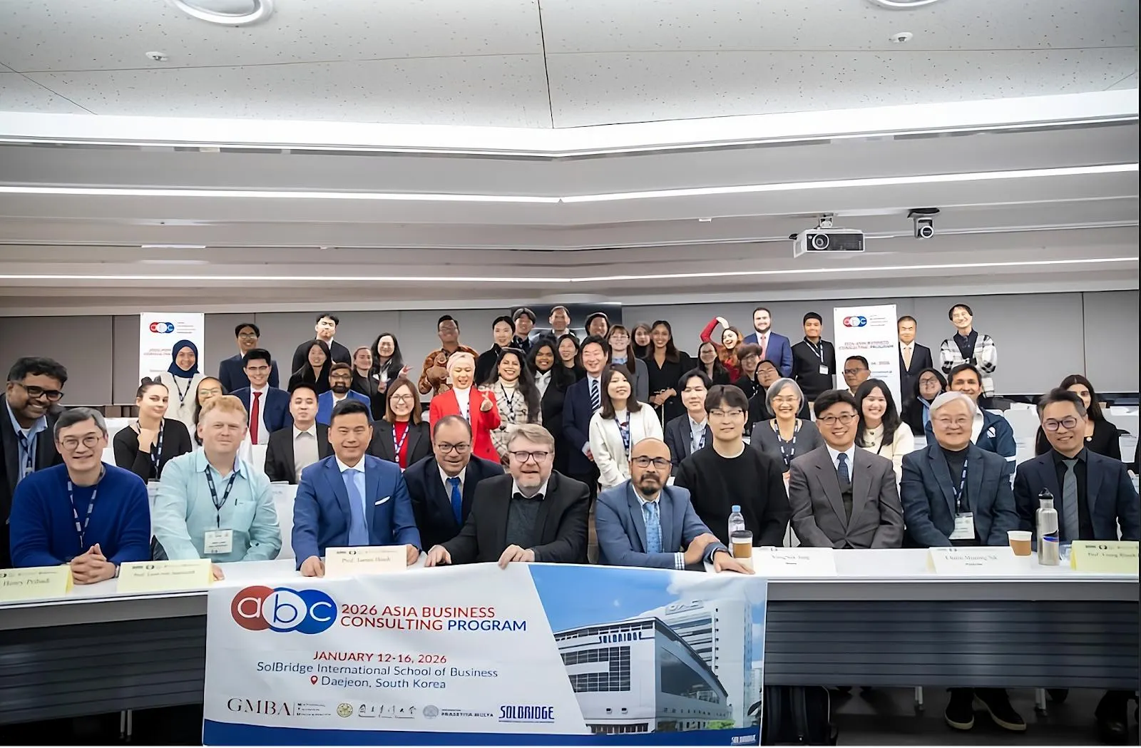 Mahasiswa Prasetiya Mulya dan mitra internasional berfoto bersama dalam Asia Business Case Program