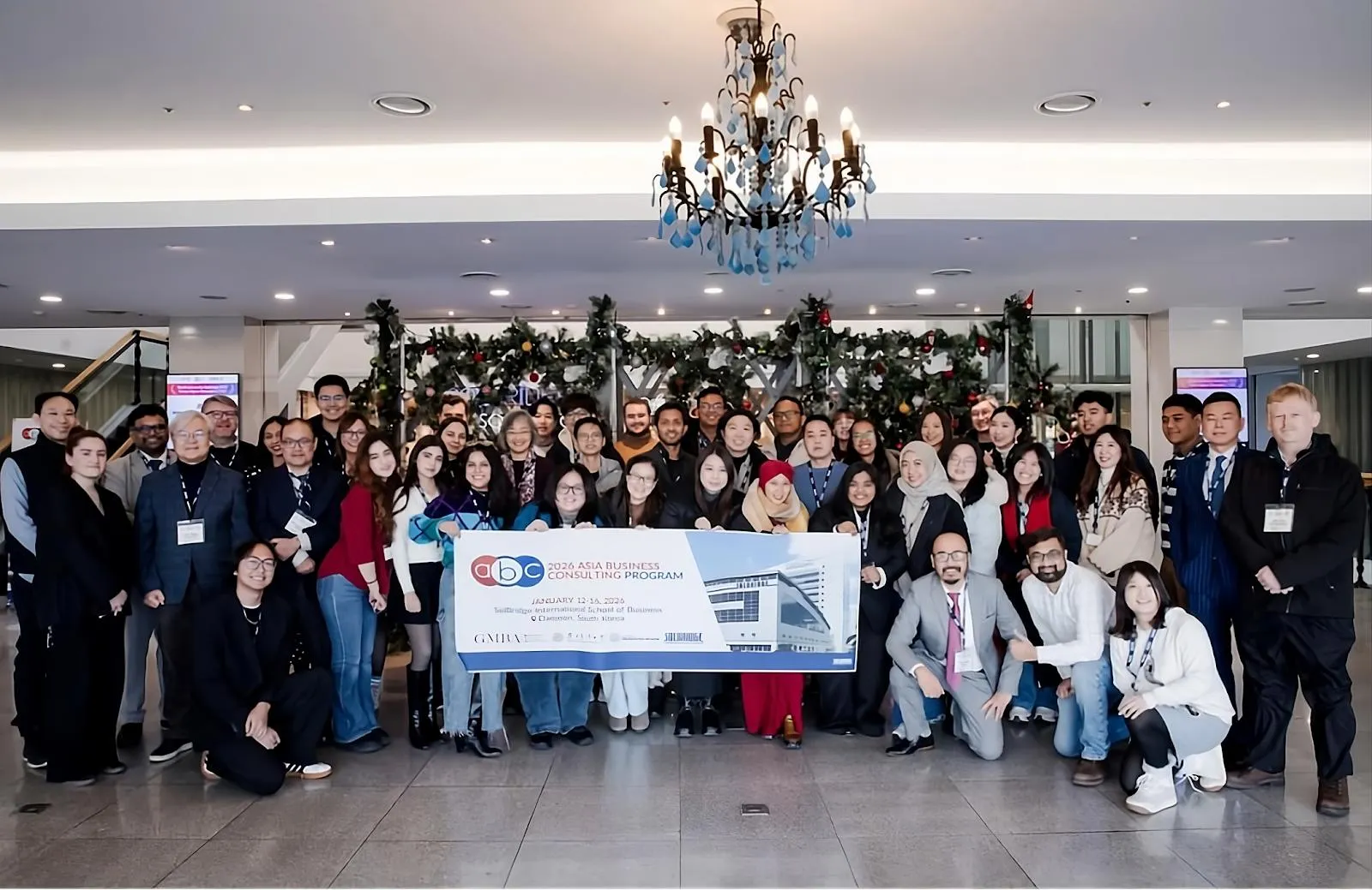 Mahasiswa Program Magister Prasetiya Mulya berdiskusi dalam Asia Business Case Program