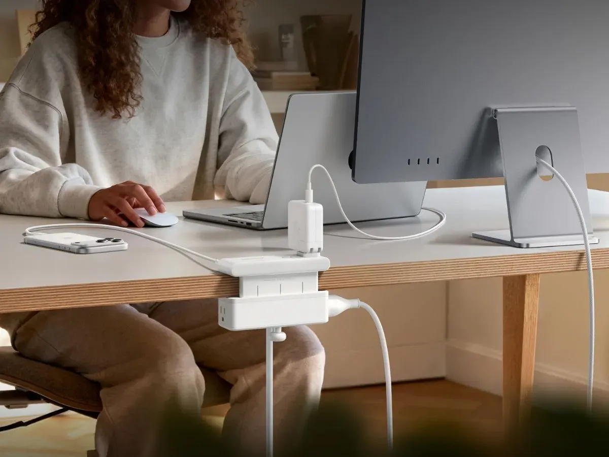 Anker Nano Power Strip terpasang di meja kerja dengan desain clamp yang inovatif