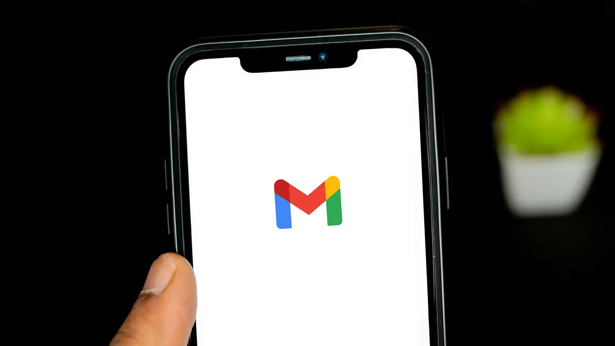 Seseorang sedang memeriksa laptop, fokus pada keamanan digital