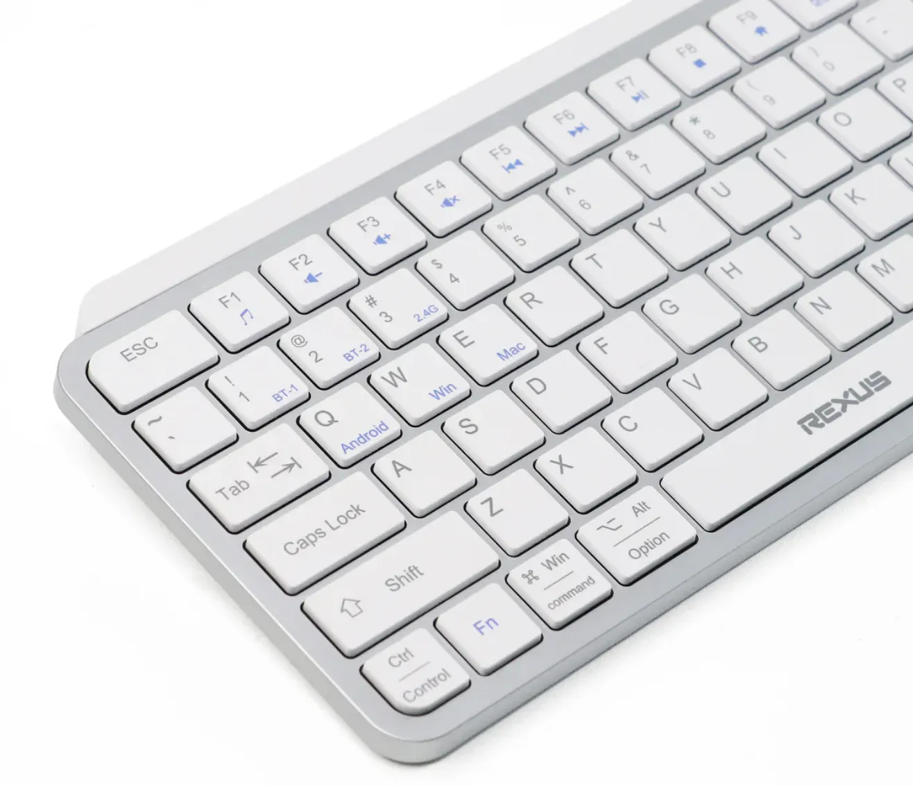 Keyboard Rexus KL100 dengan desain minimalis low profile di meja kerja yang rapi