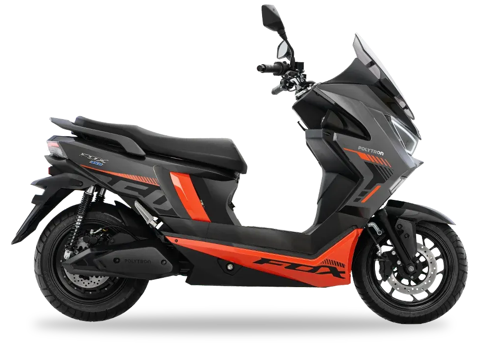 Motor listrik Polytron Fox 350 dengan desain maxi skutik modern di jalan perkotaan