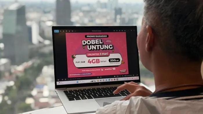 Masyarakat menggunakan layanan internet Smartfren untuk aktivitas ekonomi