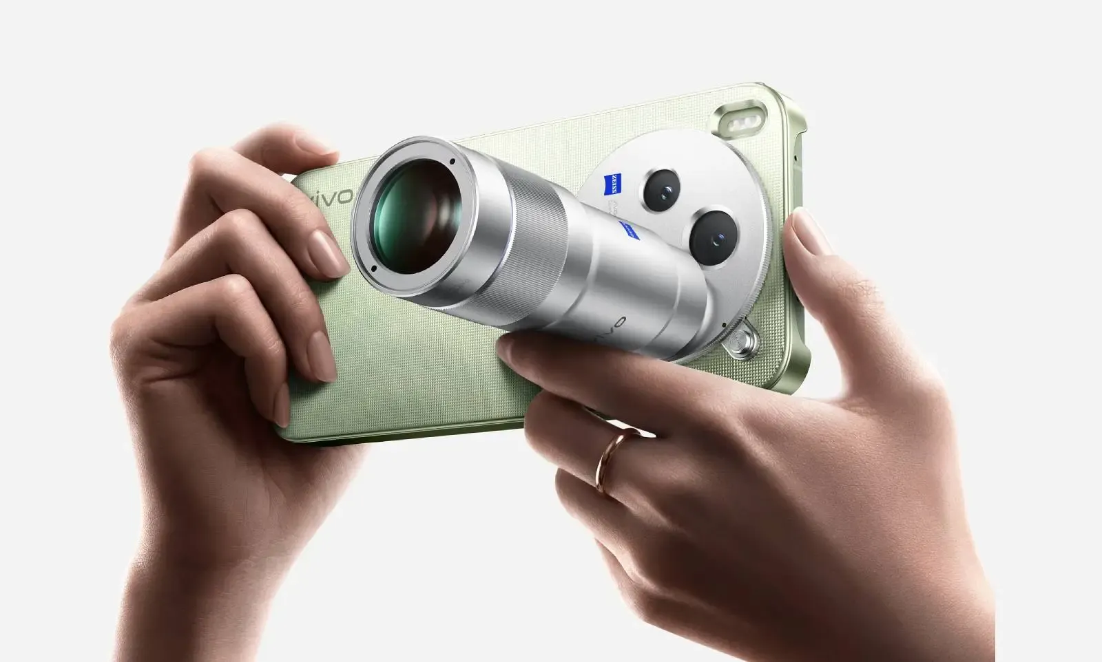 Vivo X300s dengan tiga kamera belakang dan bodi ramping