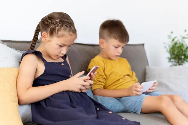 Anak sedang bermain media sosial di tablet